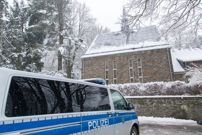 Es waren Kriminaltechniker, Brandursachenermittler und ein Fährtensuchhund im Einsatz.