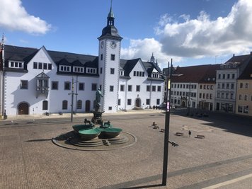 Sonntagvormittag, Obermarkt Freiberg: Es sind keine Menschen zu sehen.