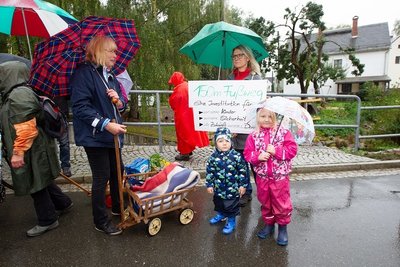Junge Eltern mit Kleinkindern, aber auch ältere Bürger haben sich mit Fahrrädern, Handwagen und Schubkarren an dem Protestmarsch auf der stark befahrenen Zwoschwitzer Straße beteiligt.