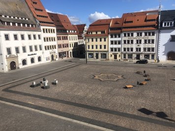Sonntagvormittag, Obermarkt Freiberg: Es sind keine Menschen zu sehen.