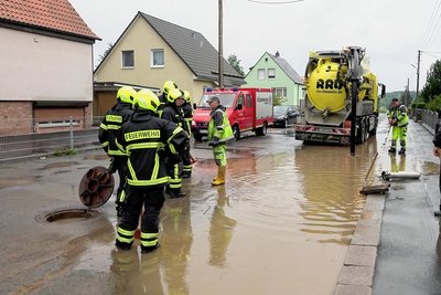 Die Adorfer Feuerwehr hatte Sandsäcke verteilt. Keller musste sie diesmal nicht auspumpen, der Starkregen zog vorbei.
