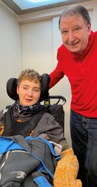 Heute kann Ulli Müller gefahrlos mit seinem Vater Peter Müller im Fahrstuhl von seinem Zimmer im ersten Stock ins Erdgeschoss fahren.