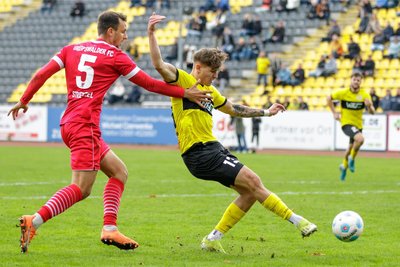 Melvin Berkemer (rechts) und der VFC Plauen hatten am Sonntag das Heimspiel gegen Bastian Strietzel (links) und den Greifswalder FC 2:0 gewonnen.