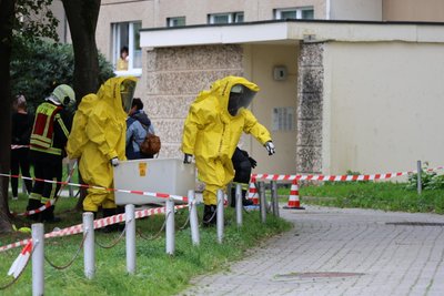 Die Rettungskräfte nutzten eine Box zum Transport von Material aus dem betreffenden Keller.