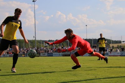 Mit 40 Gegentreffern stellte der Oelsnitzer FC die zweitbeste Defensive der Erzgebirgsliga. Einen großen Anteil daran hatte Torwart Daniel Dürr (r.)