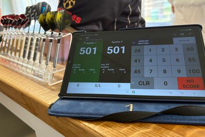 Dartsspieler geben sich dieser Tage im Icehouse Aue die Klinke in die Hand.