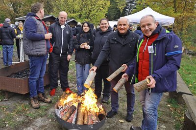 Vereinschef Mario Müller und Bürgermeister Jochen Fankhänel (v. r.) legen am Feuerkorb nach, angesichts des Wetters wurde die Chance zum Aufwärmen gerne genutzt.