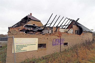 Die Schäden eines Brandes von 2020 sind am ehemaligen Gasthof noch immer zu erkennen.