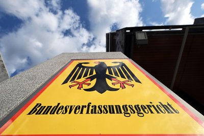 Ein Hinweisschild mit Bundesadler und dem Schriftzug Bundesverfassungsgericht, aufgenommen vor dem Gericht