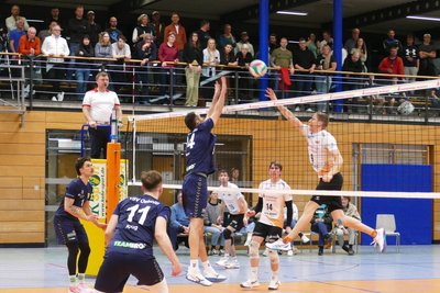 Die Zschopauer Volleyballer (rechts) und die des VSV Oelsnitz lieferten sich am Samstagabend einen beeindruckenden Schlagabtausch.