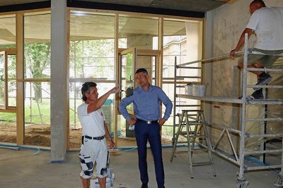 Schulleiter Jörg Oettler (rechts) erkundigt sich bei Matthias Kokert nach dem aktuellen Arbeiten. 