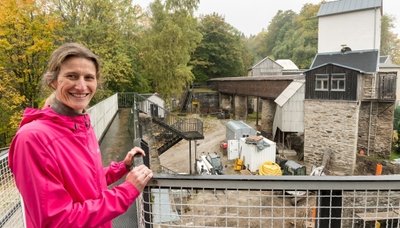 Museumsleiterin Martina Reichel schaut vom Ofen 2 aus auf das Areal mit den beiden Förderbrücken, das sich am meisten verändern würde.