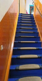 Anfangs führte nur diese Treppe in die Wohnung. "Ulli liebt es, draußen zu sein. Der Fahrstuhl ist sein Tor zum Glück.", sagt seine Mutter.