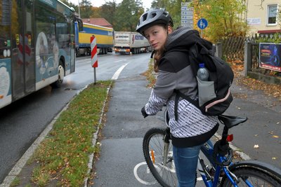 Julia Richter fährt im Alltag oft mit dem Fahrrad durch Freiberg und kennt die kniffligen Stellen: Hier endet der Radweg in einem Kreuzungsbereich. Die Markierung auf der Straße ist schlecht zu sehen.