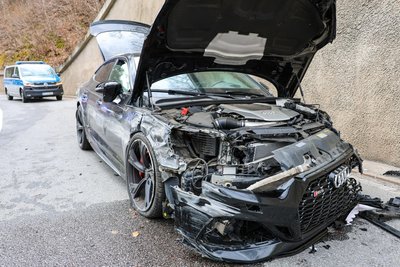 Ein Audi kollidierte bei Bad Schlema mit der Leitplanke und einer Betonwand.