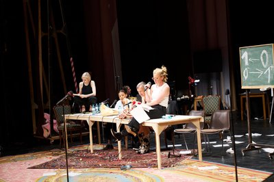 Die Schauspielerinnen Mavie Hörbiger (l-r), Azaria Dowuona-Hammond, Sebastian Rudolph und Caroline Petersund bei der Leseprobe von Elfriede Jelineks "Unter Tieren" im Burgtheater.