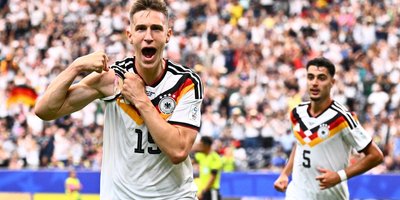 Deutschland lässt die Muskeln spielen, Nico Schlotterbecks Jubel nach seinem Kopfballtor.