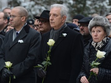 US-Generalkonsul Mark J. Powell, Sachsens Ministerpräsident Stanislaw Tillich (CDU) und Dresdens Oberbürgermeisterin Helma Orosz (l-r) mit weißen Rosen.