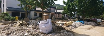 Auch nach fast fünf Wochen türmt sich haufenweise Schutt in den Straßen von Bad Neuenahr-Ahrweiler. 