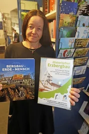 Heike Wenige vom Taschenbuchladen in der Burgstraße macht auf Bücher und Karten zum Bergbau aufmerksam. 