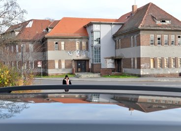 Das 1928 nach Plänen von Georg Salzmann als Arbeitsamt errichtete und später erweiterte Gebäude am Roten Weg 41/43 in Freiberg soll ein Gesundheitszentrum werden. 