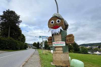 An allen Ortseingängen von Lauter werben Strohpuppen wie diese für das 29. Vogelbeerfest am ersten Oktoberwochenende.