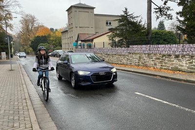 An der Hainichener Straße in Freiberg gibt es keinen Radweg. Julia Richter moniert, dass Autos oft zu schnell fahren oder nicht genügend Sicherheitsabstand lassen.
