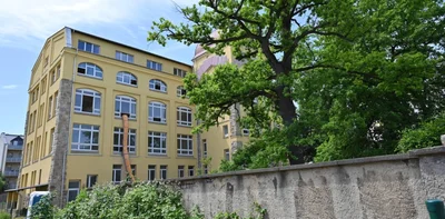 In der einstigen Papier- und Kartonagenfabrik an der Seumestraße unweit des Schloßteichs haben Vorbereitungen auf den Umbau in ein Gymnasium begonnen. Über einen Erbbaurechtsvertrag für ein nahe gelegenes Areal, auf dem eine Sporthalle entstehen soll, entscheidet demnächst der Stadtrat. 