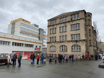 Die Warteschlange reichte eine halbe Runde um das Gebäude herum.