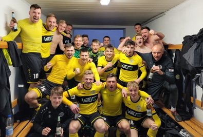 Im Anschluss an das 7:0 in Zorbau gab es ein Siegerbier. Denn so hoch hatte der VFC auswärts noch nie gewonnen. 