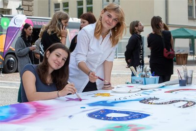 Die Kreisschülerrätinnen Laurentia Kummer (links) und Patricia Isabell Ritter packen bei der „Schau auf Demokratie“ mit an.