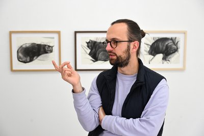 Robert Verch organisiert die Kunstprojekte des Klub Solitaer, darunter Ausstellungen in der Galerie Hinten.
