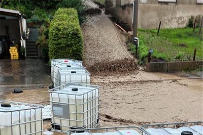 Die Barriere hielt das Wasser in Gornsdorf nicht auf.