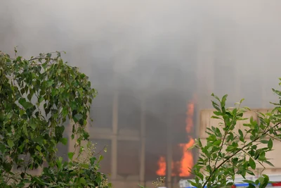 Die Halle einer Firma auf der Thalheimer Straße steht in Flammen.
