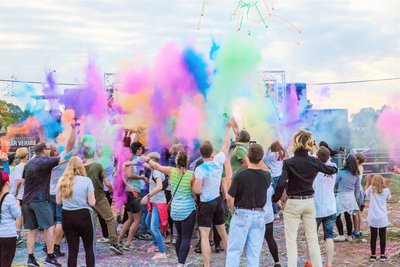 Das Holi-Festival auf der Halde 116 in Buchholz soll trotz des Rückzugs des bisherigen Veranstalters Till Schwabe stattfinden. Das Bewerfen mit farbigem Pulver gehört zur ausgelassenen Stimmung dazu - hier ein Foto aus dem vergangenen Jahr. 
