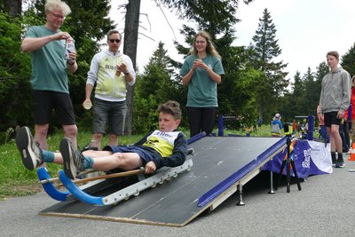 Der junge Sosaer Henry Lötzsch am Start der kurzen Rodelbahn.