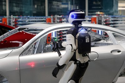 Nr. 26 mit den nimmermüden Armen: Hier fährt er mit einem Handscanner das Äußere der Karosserie ab.