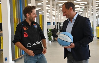Passt: Staffbase-Chef Martin Böhringer (links) hat das neue Trikot gleich mal anprobiert. Gemeinsam mit Niners-Geschäftsführer Steffen Herhold freut er sich über die intensivierte Partnerschaft. 