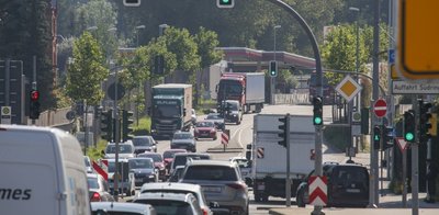 Die Zschopauer Straße/B 174 in Chemnitz auf Höhe Südring, Blick stadtauswärts: Fahrzeuge aus Richtung Erzgebirge und Südosteuropa fahren hier von der Bundesstraße auf den Südring und Autos die von der Autobahn kommen, steuern vom Südring auf die B 174. Darunter sind auch viele Lkw. 