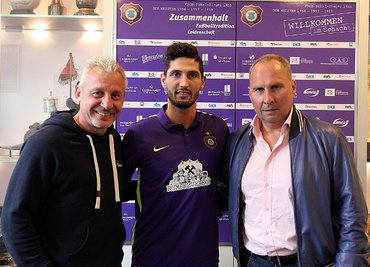 Fabio Kaufmann (Mitte) mit FCE-Trainer Pavel Dotchev (links) und Präsident Helge Leonhardt.