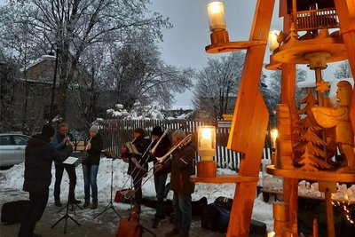 Der Posaunenchor Pausa war in diesem Jahr mit weihnachtlichen Weisen beim Anschieben der Weihnachtspyramide in Bernsgrün dabei.