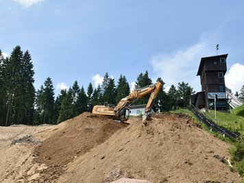 Ein Bagger der VSTR AG Rodewisch bereitet das Fundament für den neuen Trainerturm vor. 