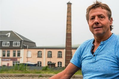 Der Gelenauer Rainer Scherzer hat auf dem Schornstein vor Jahren ein Storchennest montiert hat, eigentlich als Gag. Dass dort jemals Störche brüten, hätte er nicht geglaubt.