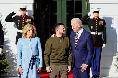 Der ukrainische Präsident Wolodymyr Selenskyj (M.) wurde am Mittwoch im Weißen Haus von Joe Biden, Präsident der USA, und First Lady Jill Biden begrüßt. 