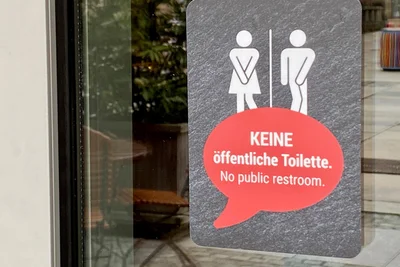 Klare Ansage: Hinweisschild am Eingang eines Lokals in der Innenstadt.