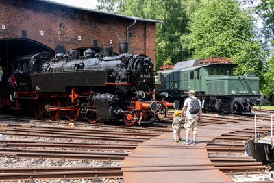 Hingucker: die Dampflok der Baureihe 86 des Schwarzenberger Vereins sowie die Elektrolokomotive 194 158-2 der Museumseisenbahn Hamm.