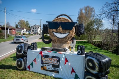 In Topfseifersdorf weisen bereits witzige Strohpuppen auf das kommende Dorf- und Heimatfest hin.