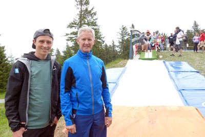 An der kleinen Skisprungschanze gab es Tipps von Eric Frenzel (links) und Jens Weißflog.