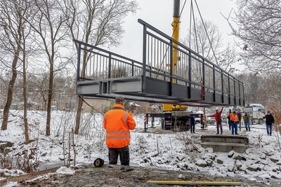 Seit Mittwoch ist die erste Brücke im Freudental wieder an ihrem Platz. Sie ersetzt eine 25 Jahre alte Holzbrücke.