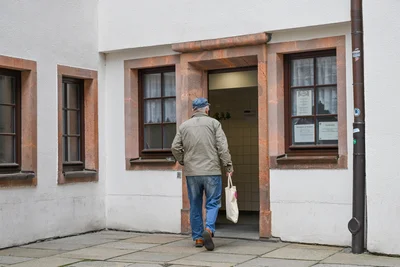 Eines der wenigen öffentlichen WCs in Chemnitz liegt ein wenig versteckt am Alten Rathaus neben der Jakobikirche.